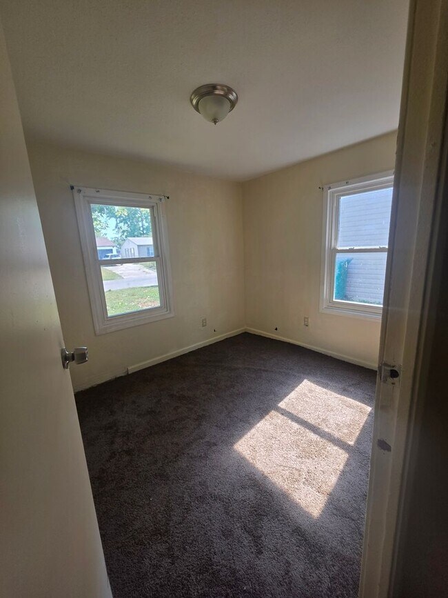 Building Photo - 4BD/1 BA nicely updated home
