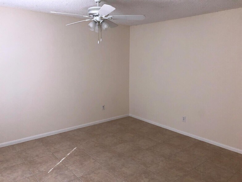 Building Photo - 803 Sandtree Dr
