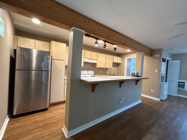 Primary Photo - 831 W 25th St