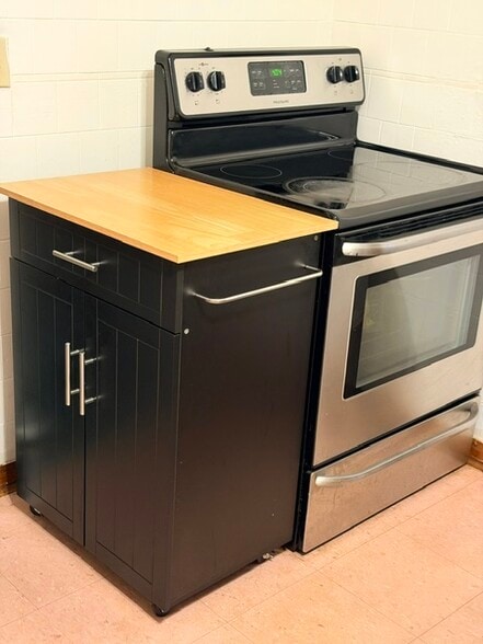 Oven/Stove/Cart - 20 Curtis Ter