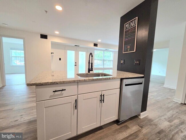 Building Photo - 9720 Lake Point Ct