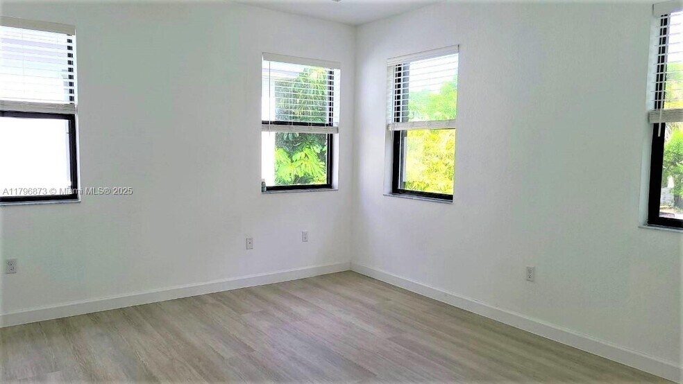 Building Photo - 1545 SW 28th St
