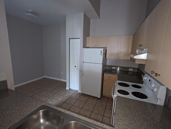 Building Photo - 260 Crestwood Cir