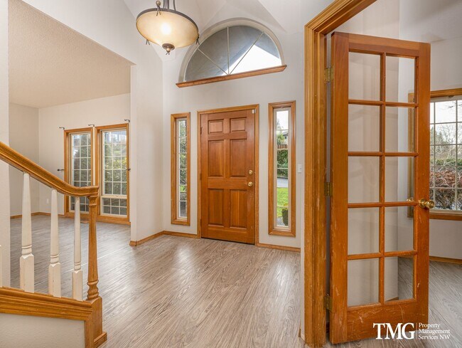 Building Photo - Grand 5+ Bedroom Home in Desirable Garden Home- Raleigh Hills Location with 2800 Sq Ft!