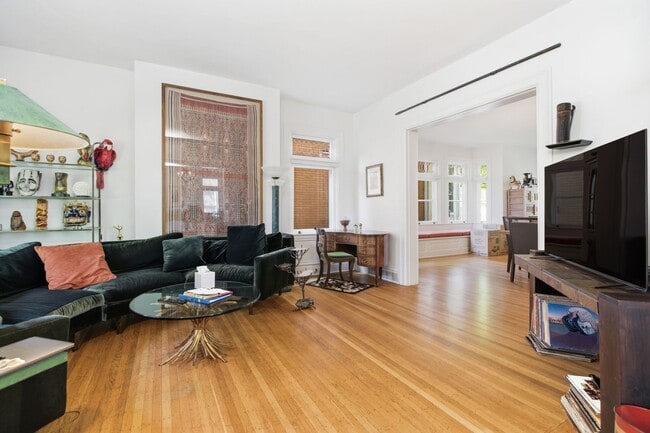 Building Photo - Stunning 5 Bedroom 2.5 Bathroom Home in Squirrel Hill