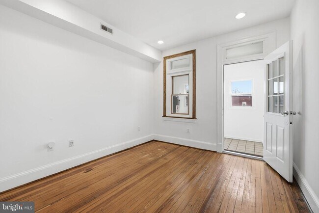 Building Photo - 1116 Monroe St NW