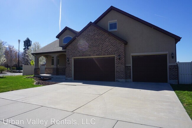 Primary Photo - 4 br, 2.5 bath House - 222 E. Belle Glenn Cir
