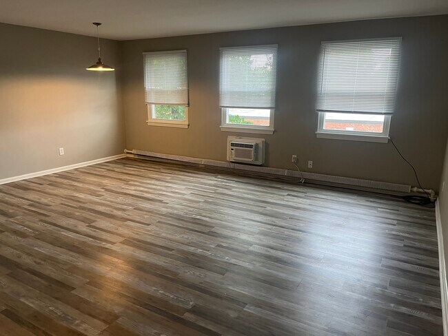 Building Photo - 13773 Cedar Rd