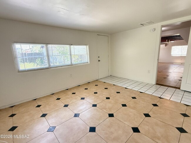 Building Photo - 833 W Tipton Dr