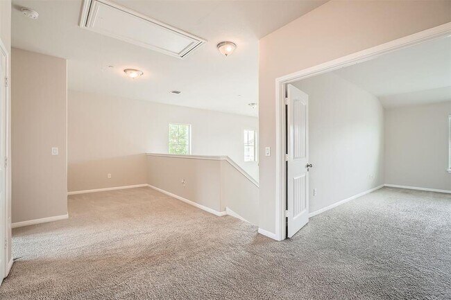 Building Photo - 516 E Slaughter Ln