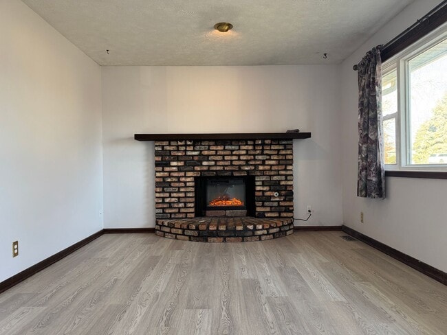 Building Photo - Comfortable 3-Bedroom Home with Park Access & Easy Commute