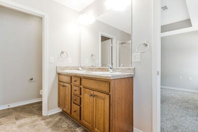 Building Photo - 5441 Pescara Dr