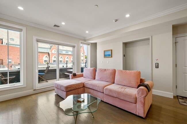 Building Photo - 205 W 8th St