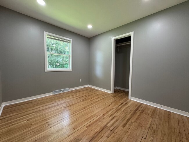 Building Photo - Beautiful 5 Bedroom 2 Bathroom Home + Den ...
