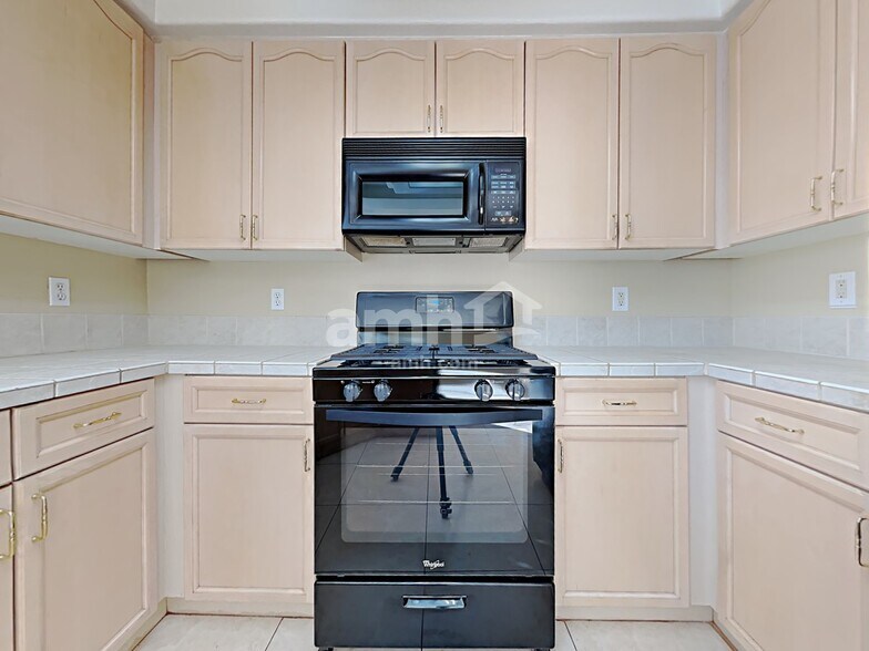 Building Photo - 8443 Chinook Candy Ct