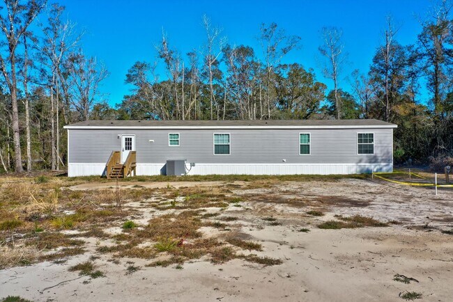 Building Photo - Huge 5 Bedroom 3 Bathroom Hastings Home Located w/ 1 Acre