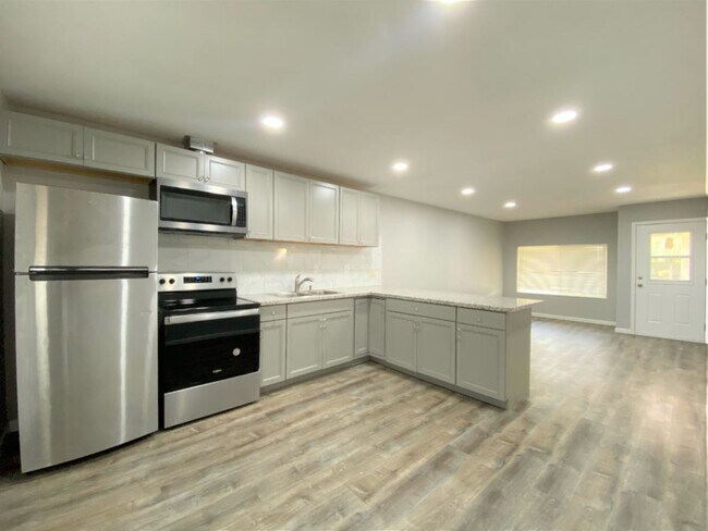 Building Photo - 817 E Bellevue Rd