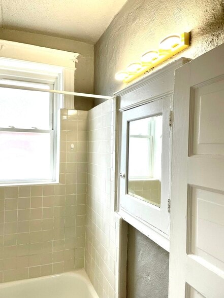 Building Photo - 3867 Ashland Ave