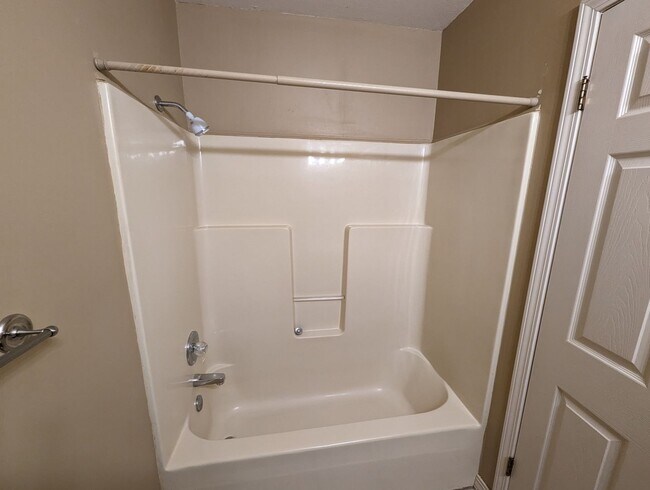 Building Photo - • 2 Bed • 2 Bath • Overlooking the White R...
