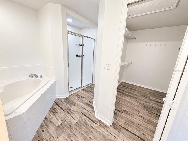 Building Photo - 1325 Oakwood Ct