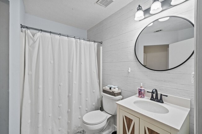 Building Photo - Whitemarsh Island Gem - Charming 3-Bedroom Home on a Corner Lot in Battery Point