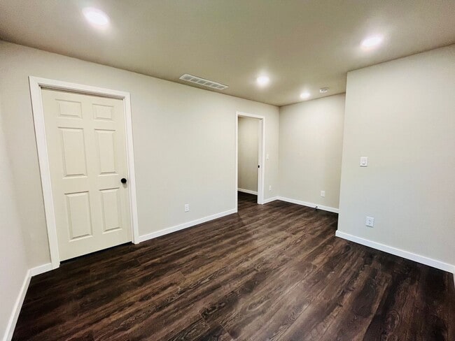 Building Photo - Modern Two Bedroom Two Full Bath House