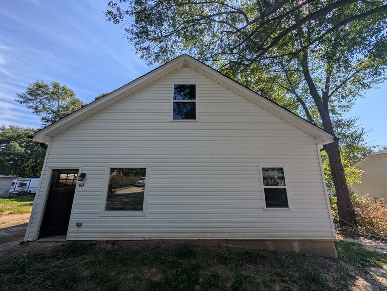 Building Photo - Room in House on Hart St