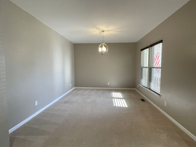 Building Photo - Spectacular 4 Bed 3.5 Bath Townhouse In Br...