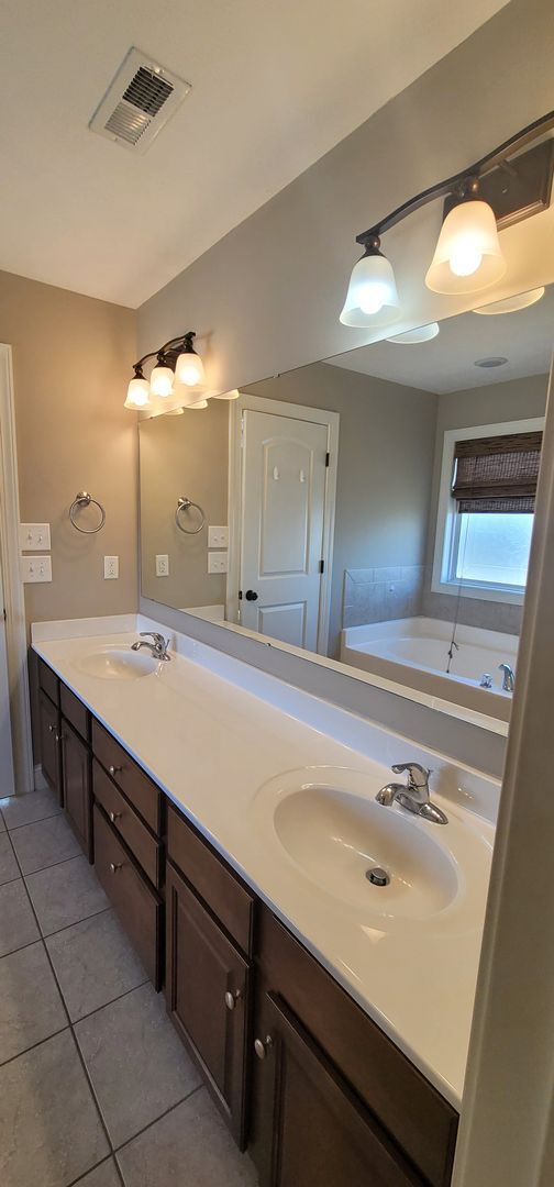 Building Photo - Beautiful Two-Story Home located in Asheford- Close to Fort Bragg & Minutes from Shopping/Restaur...