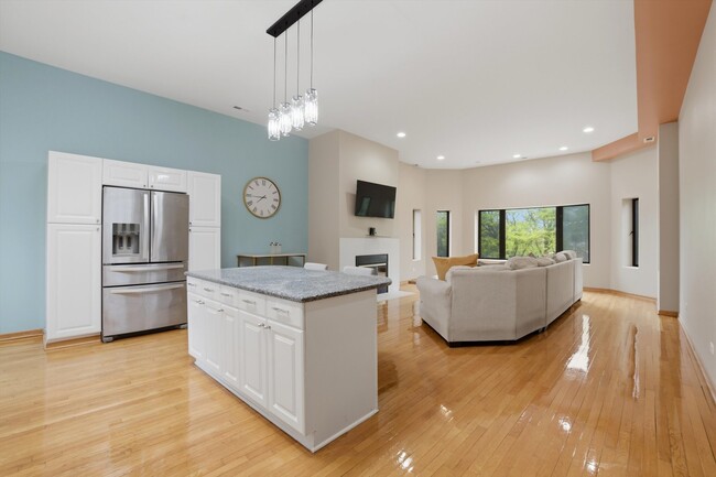 Building Photo - 7308 S Ridgeland Ave