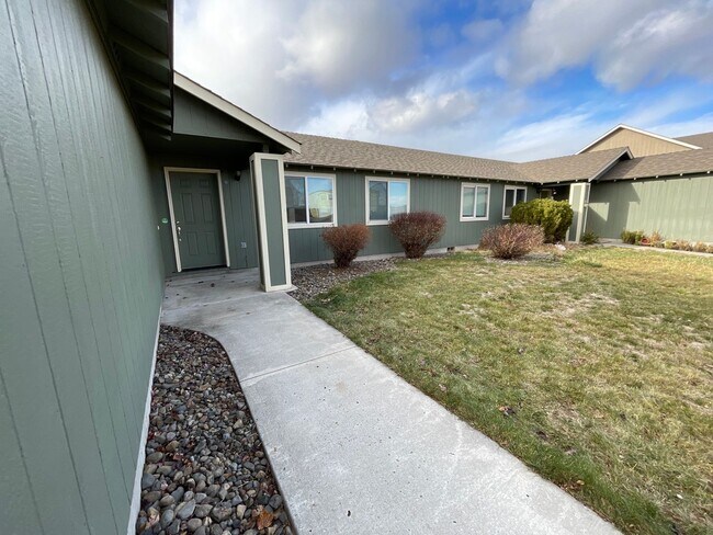 Building Photo - 822 SE Maui Ln