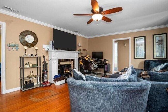Building Photo - 3 Bedroom 2 Bath 2 Carport Rental in Lindale!
