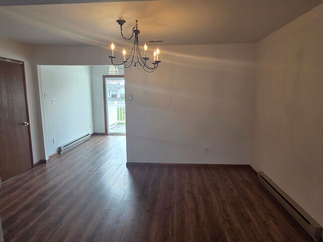 Building Photo - End Unit 2 Bedroom