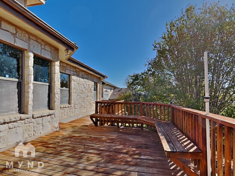 Building Photo - 914 Almadin