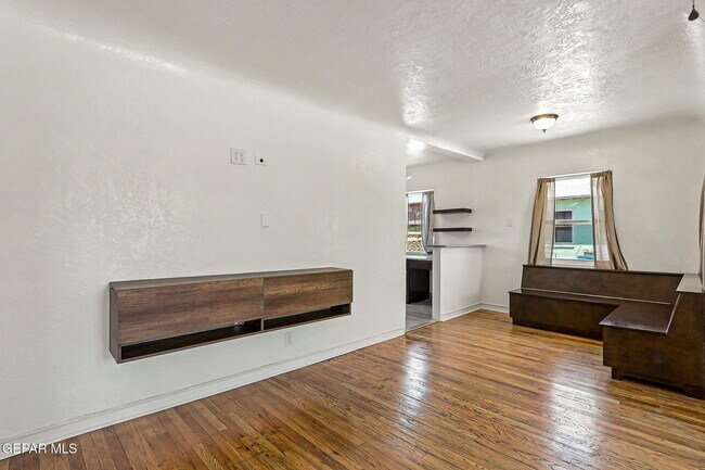 Building Photo - 1313 Ange St