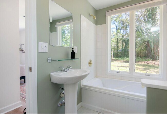 Building Photo - 452 Riverland Dr