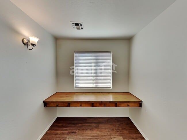 Building Photo - 466 E Penny Ln