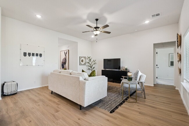 Building Photo - Fully Furnished 4 Bedroom