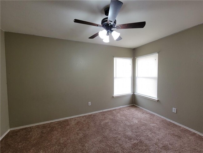 Building Photo - 1061 Canterbury Trail