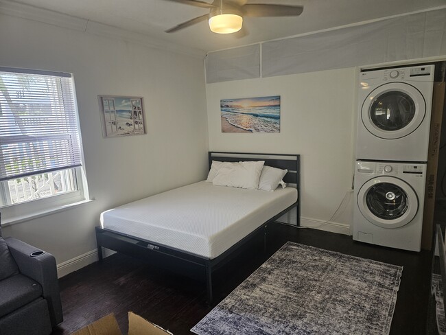 Building Photo - 300 Arizona St