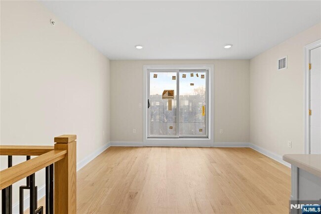 Building Photo - 45 Lincoln Ave