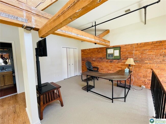 Building Photo - 101 W Race St