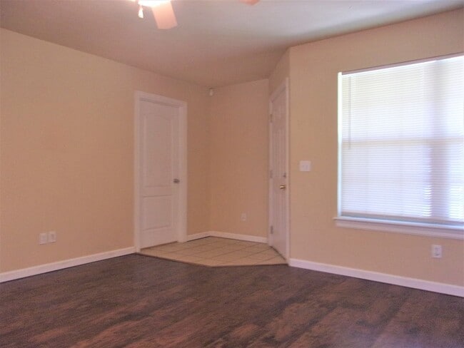Building Photo - 3 BED 2 BATH 2 CAR GARAGE HOME- NW OKC