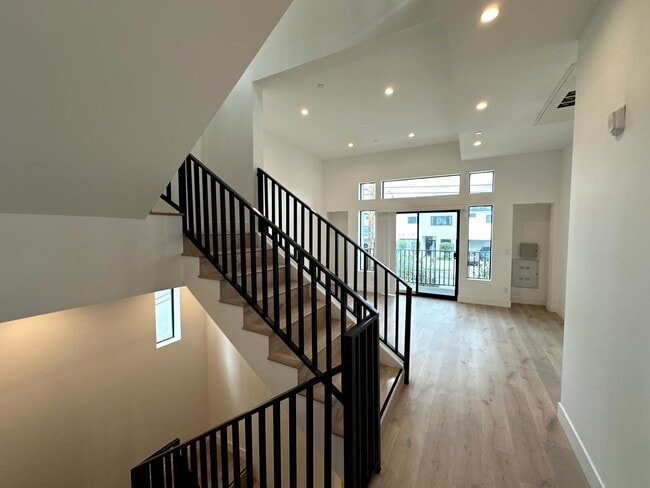 Building Photo - Beautiful Modern Luxury 4 Story Townhome -...