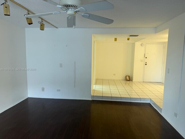 Building Photo - 3720 Inverrary Dr