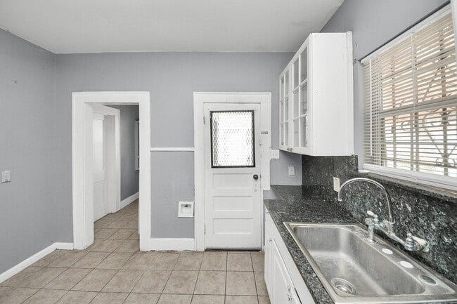 Building Photo - 3319 Holman St