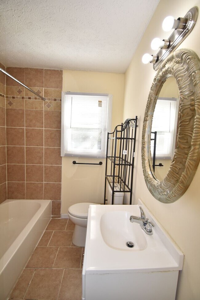 Building Photo - 2 Bedroom and 1 Bath Home (Pets Negotiable)