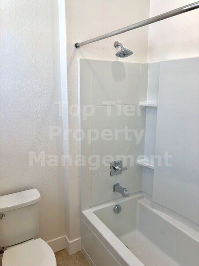 Building Photo - Beautiful tri-level 3 Bd/2.5 Ba, 2000 sf single-family house in Pleasant Hill available December ...