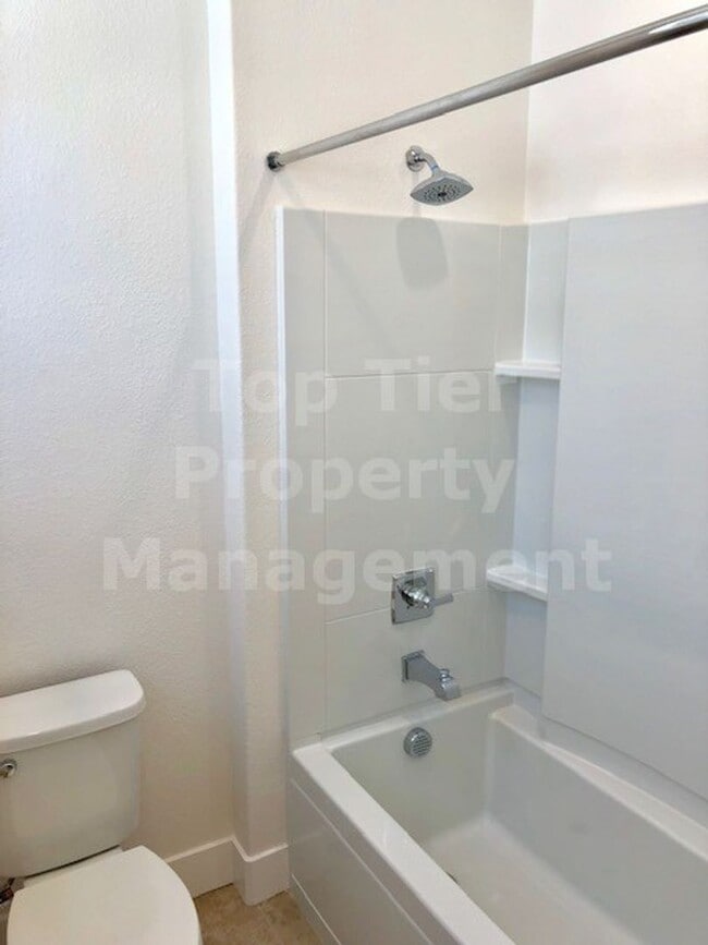 Building Photo - Beautiful tri-level 3 Bd/2.5 Ba, 2000 sf single-family house in Pleasant Hill available for lease...