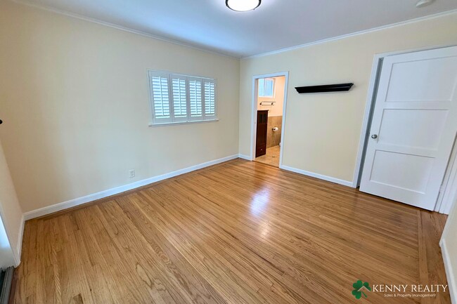 Building Photo - 136 Rosewood Way